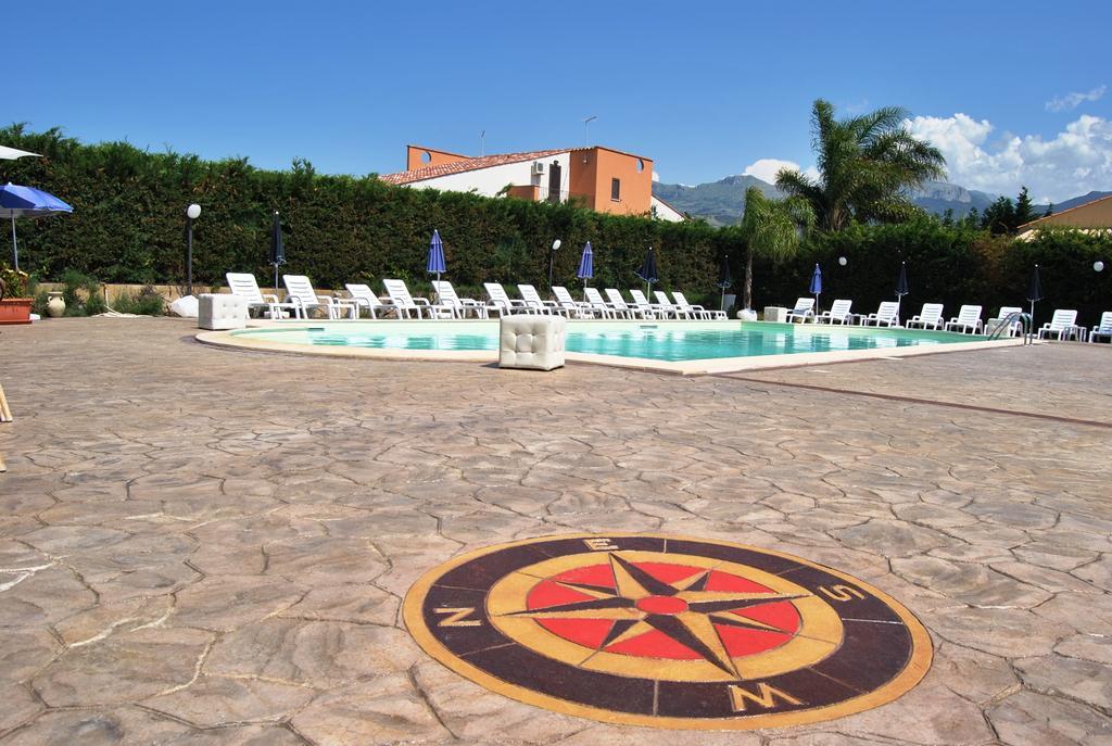 Paradise Beach Camera Mansardata Vicino Cefalu Piscina Aperta Campofelice Di Roccella Rum bild
