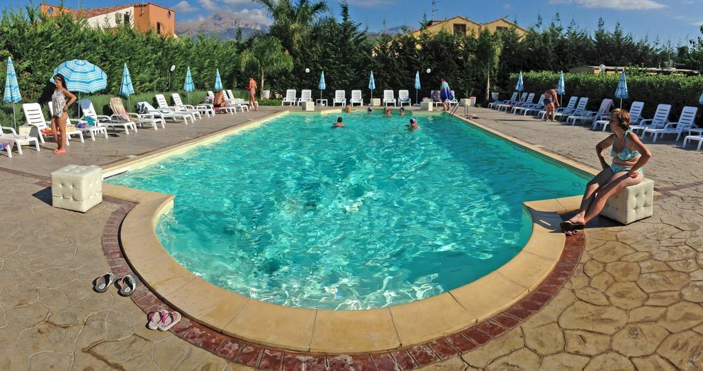 Paradise Beach Camera Mansardata Vicino Cefalu Piscina Aperta Campofelice Di Roccella Rum bild